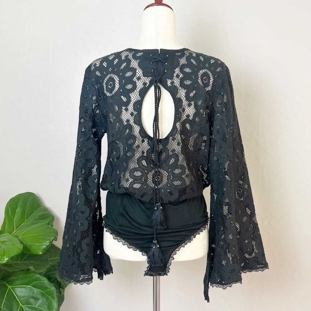 •FREE PEOPLE• NWOT Better with Time‎ Lace Bell Sleeve Bodysuit in Black Size XS